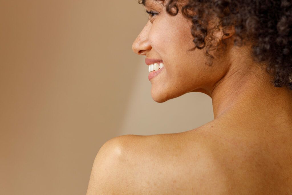 femme haut du dos - sante de la peau