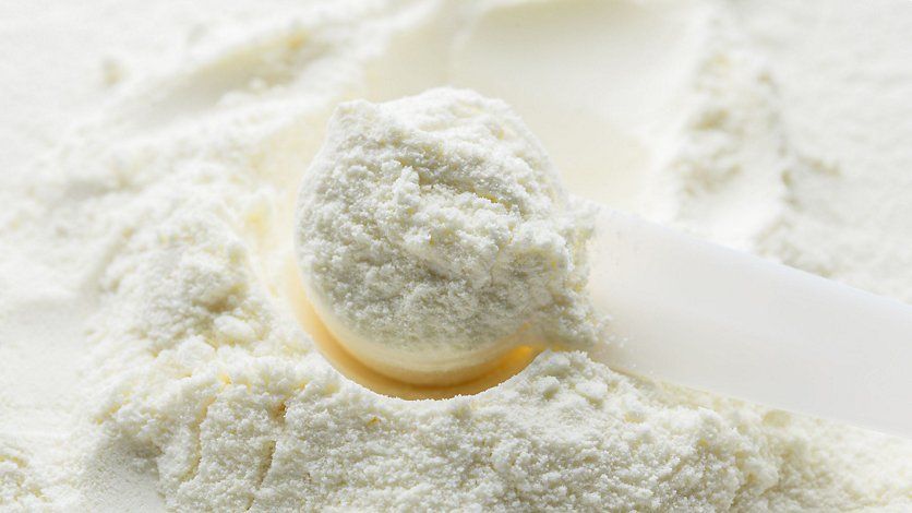 White-yellow powder scoop close-up